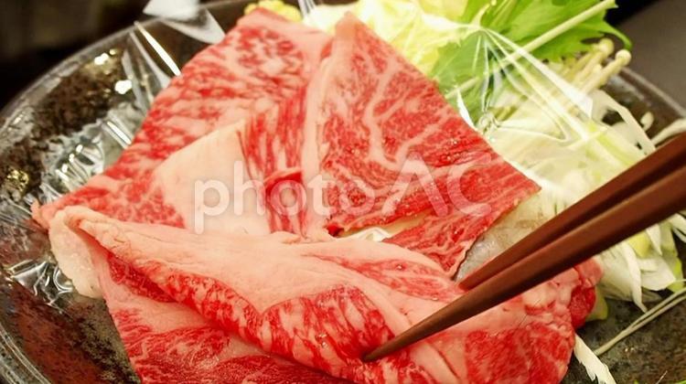 会席料理の鍋物・牛しゃぶ（食べるシーン） 会席料理,鍋物,鍋の写真素材