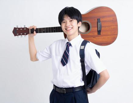 ギターをもつ生徒 ギターをもつ生徒の写真
