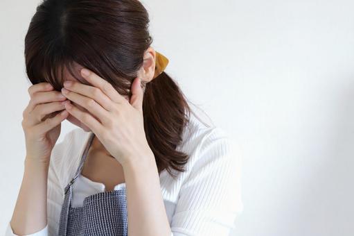 頭を抱える主婦 頭を抱える主婦 悩み,不安,失敗の写真素材