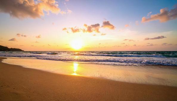 夕日が美しい海とビーチ 夕日が美しい海とビーチの写真