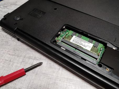 ノートパソコン裏側を開けてメモリの増設 パソコン,ノートパソコン,ノートpcの写真素材