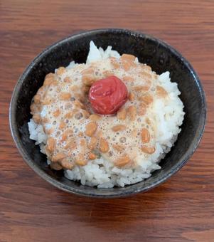 あきたこまちご飯に納豆とかつお梅の茶碗飯 あきたこまちご飯に納豆とかつお梅の茶碗飯 茶碗飯,朝食,朝ご飯の写真素材