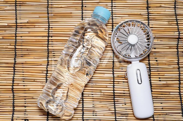 熱中症対策アイテム ペットボトル,ハンディ扇風機,暑さ対策の写真素材