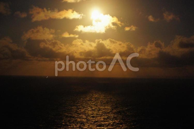 海に浮かぶ月明かり 月明かり,満月,星空の写真素材