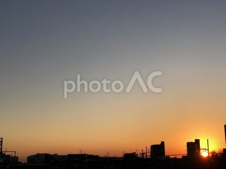 町に沈む夕日 オレンジ色,コピースペース,夕日の写真素材