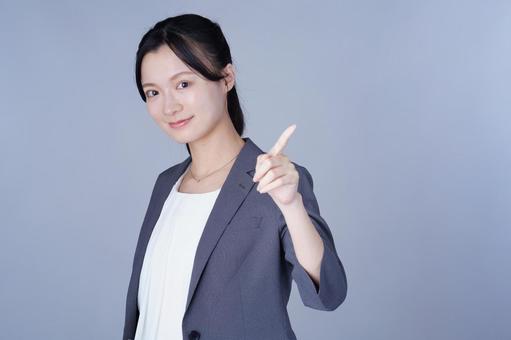 指差しするスーツ姿の女性 女性,指差し,ポーズの写真素材