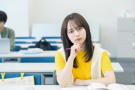 教室で悩む大学生 大学生,教室,困るの写真素材