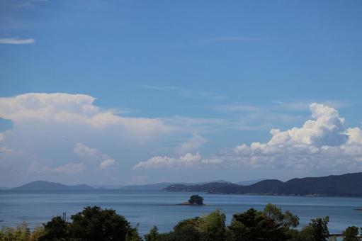 青い海と島と半島と白い雲と青空の風景 青い海と島と半島と白い雲と青空の風景の写真