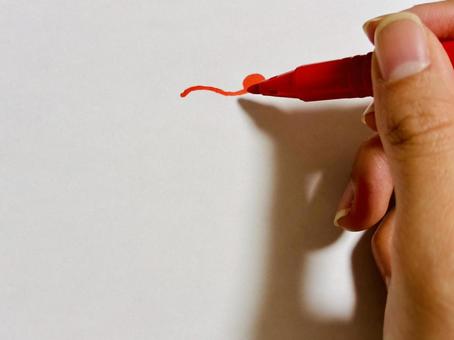 赤ペンで線を書く 赤,レッド,マーカーペンの写真素材