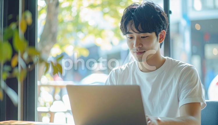 カフェでノートパソコンを使う日本人男性 カフェ,ノートパソコン,男性の写真素材