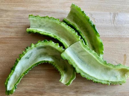 夏野菜 種を取り除いたゴーヤの断面 夏野菜 種を取り除いたゴーヤの断面 ゴーヤ,断面,ワタの写真素材