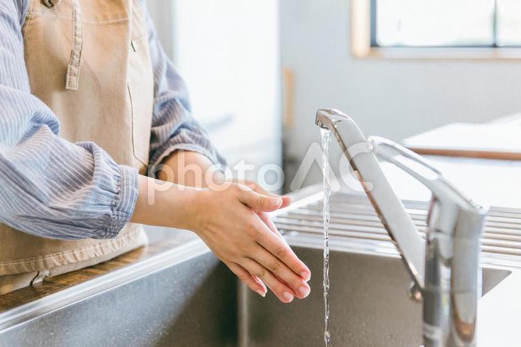 手を洗うエプロンをつけた女性（顔なし） 女性,洗う,手の写真素材