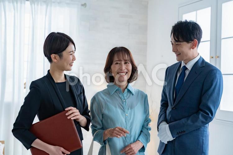 スーツの男女とシニアの女性 ショッピング,コンシェルジュ,ブランドの写真素材