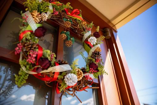 クリスマスリースと冬の空の写真