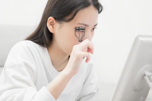 ビューラーでまつ毛を上げる女性 ビューラー,まつ毛,カールの写真素材