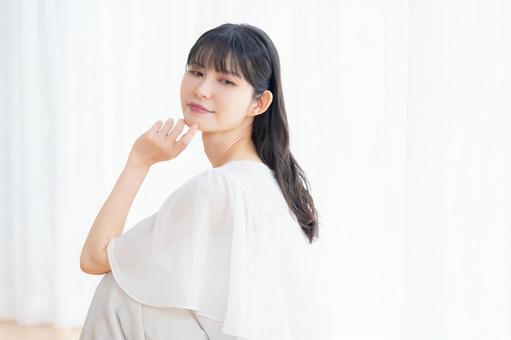 リビングでスキンケアをするミドルの女性 リビングでスキンケアをするミドルの女性 ビューティー,スキンケア,女性の写真素材