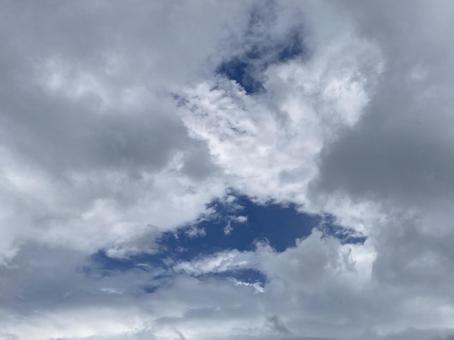 雲の中に青空 雲の中に青空の写真