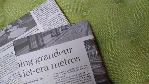 英字新聞のブックカバーをつけた書籍 英字新聞のブックカバーをつけた書籍 英字新聞,本,古本の写真素材