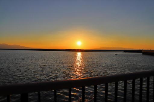 長洲港から眺める夕日 夕日,夕焼け,オレンジ色の写真素材
