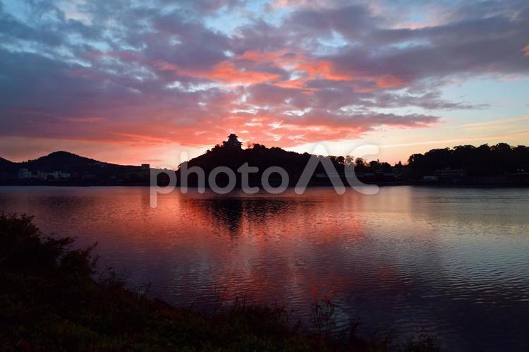 木曽川の光 城,堀,岐阜県の写真素材