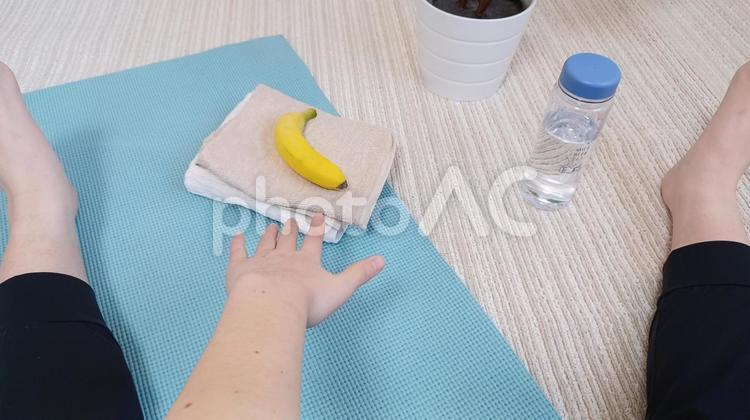 ヨガマットで柔軟をする体が硬い人 柔軟,体,硬いの写真素材
