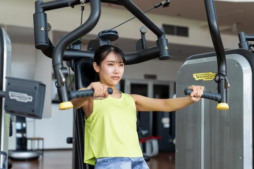 ジムでトレーニングする若い女性 ジム,フィットネス,トレーニングの写真素材