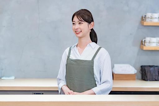 カフェに立つ店員 表情,飲食店,店員の写真素材