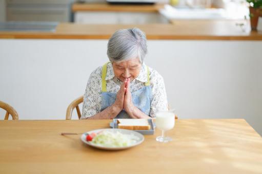 食事の前に手を合わせるショートヘアの女性 女性,いただきます,ポーズの写真素材