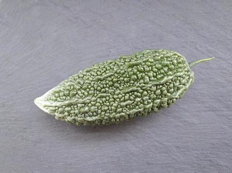夏野菜ゴーヤ1本_黒バック_1 夏野菜ゴーヤ1本_黒バック_1の写真