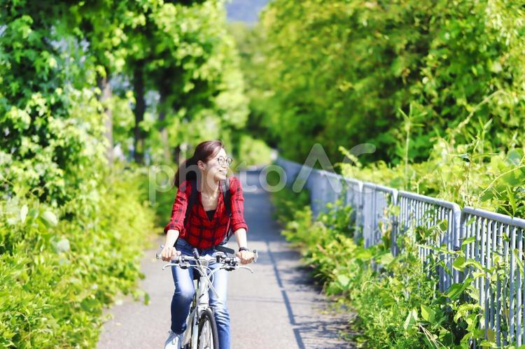 自転車と女性 さわやか,女性,ポートレートの写真素材