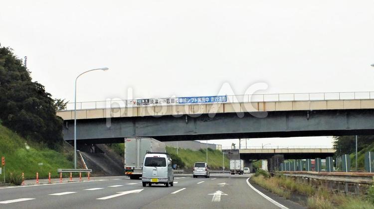 焼津IC―吉田IC車線シフト工事走行注意 車線シフト,車線シフト工事中,吉田icの写真素材