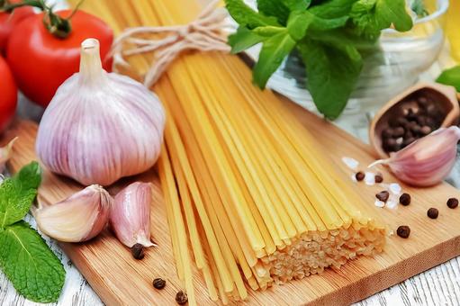 トマトとにんにくのシンプルパスタ素材の写真