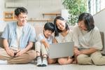 マイホームのリビングで団欒するファミリー 家族,ファミリー,マイホームの写真素材