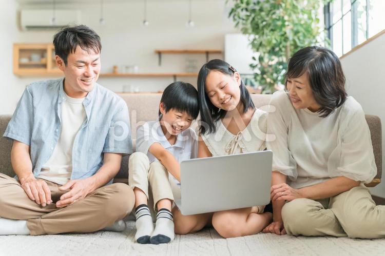 マイホームのリビングで団欒するファミリー 家族,ファミリー,マイホームの写真素材