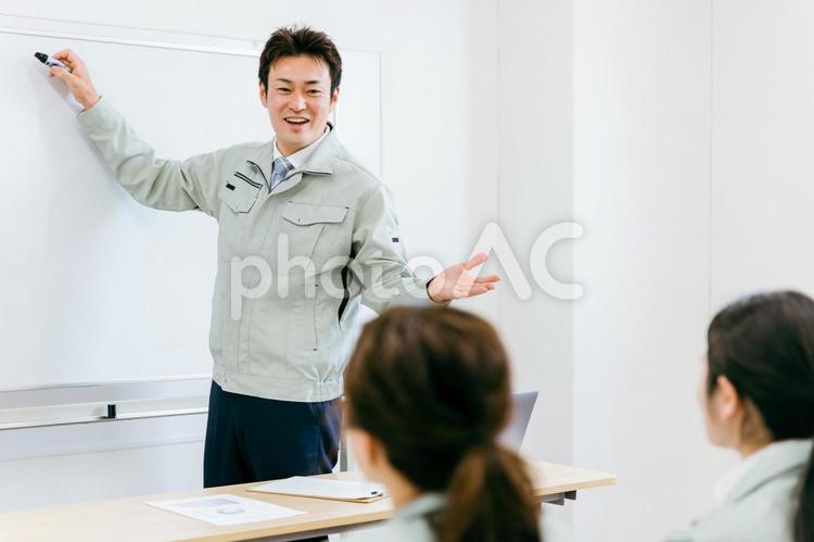 作業服を着た研修・セミナーの男性講師 セミナー,ビジネス,勉強会の写真素材