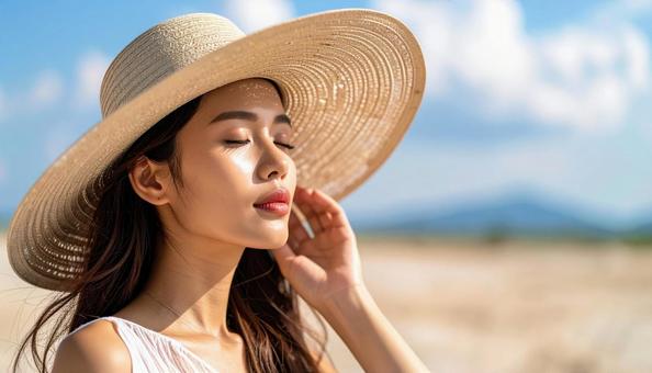 真夏の日差しの下 麦わら帽子の女性 真夏の日差しの下 麦わら帽子の女性の写真