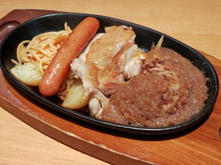 ハンバーグとソーセージとチキン ハンバーグ,ソーセージ,チキンの写真素材