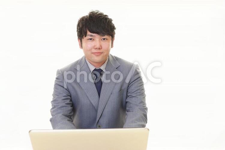 ノートパソコンで仕事中のビジネスマン 男性,男,パソコンの写真素材