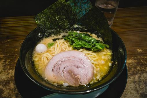 豚骨醤油ラーメン 豚骨醤油ラーメンの写真
