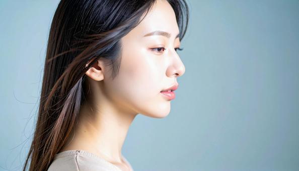 うつむいているヘアモデルの日本人女性 うつむいているヘアモデルの日本人女性の写真