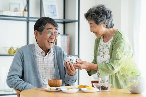 朝食を食べるシニアの夫婦 朝食を食べるシニアの夫婦 食事,シニア,高齢者の写真素材