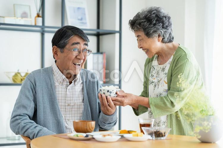 朝食を食べるシニアの夫婦 食事,シニア,高齢者の写真素材