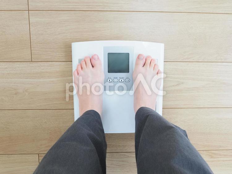 体重計（体組成計）に乗る 体重計,体組成計,健康家電の写真素材