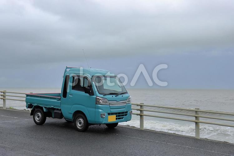 軽トラのある風景　海　悪天候 軽トラ,仕事,風景の写真素材