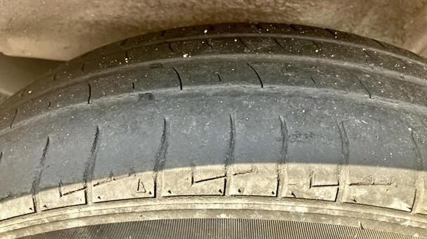 摩耗限界のタイヤ(その① タイヤ,スリップサイン,トレッド摩耗の写真素材