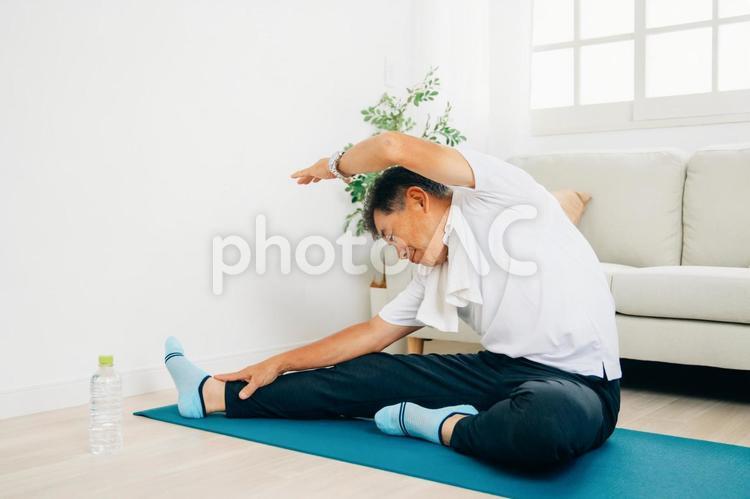 家でヨガをする男性（ストレッチ） ストレッチ,運動,高齢者の写真素材