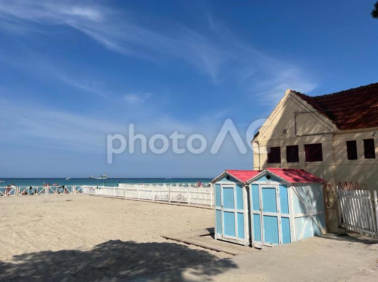 シーズン前の海水浴場（イタリア） 海水浴場,小屋,砂浜の写真素材