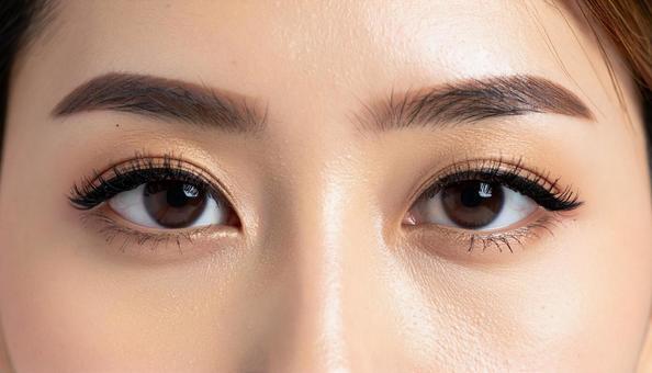 若い日本人女性の目元のアップの写真