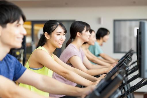 ジムでトレーニングする若い女性 ジム,女性,トレーニングの写真素材