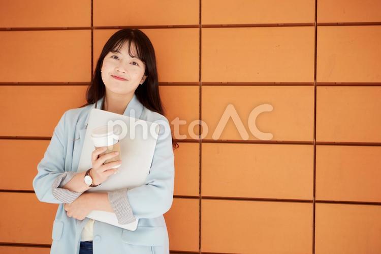 コーヒーとノートパソコンを持つ日本人女性3 女性,日本人,アジア人の写真素材